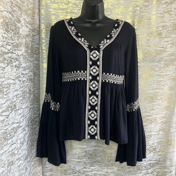 Vintage🧚♀️Due South Black/Cream Embroidered Bell Sleeve Boho Blouse Size 6 - Picture 3 of 12